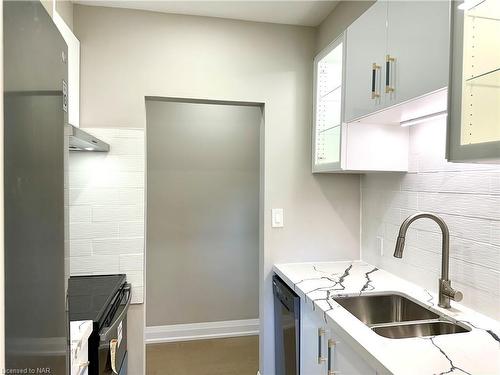 9-286 Vine Street, St. Catharines, ON - Indoor Photo Showing Kitchen With Double Sink