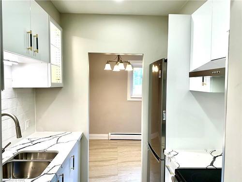 9-286 Vine Street, St. Catharines, ON - Indoor Photo Showing Kitchen With Double Sink