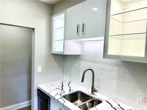 9-286 Vine Street, St. Catharines, ON - Indoor Photo Showing Kitchen With Double Sink