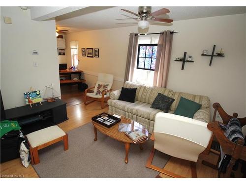 414 Maplewood Avenue, Crystal Beach, ON - Indoor Photo Showing Living Room
