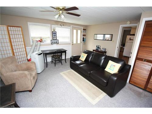 414 Maplewood Avenue, Crystal Beach, ON - Indoor Photo Showing Living Room
