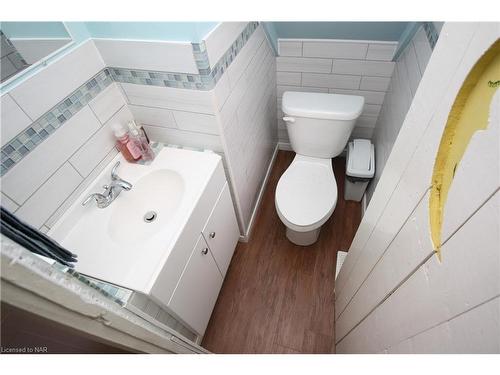 414 Maplewood Avenue, Crystal Beach, ON - Indoor Photo Showing Bathroom