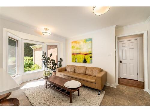 1170 Centre Street, Fenwick, ON - Indoor Photo Showing Living Room