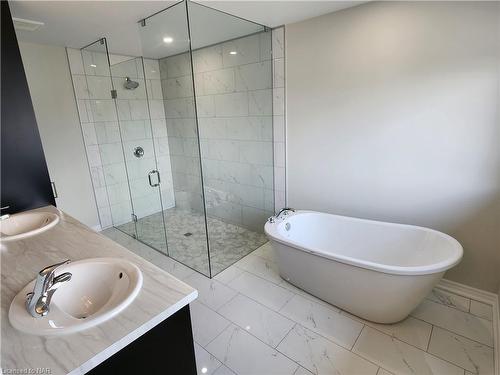 136 Hodgkins Avenue, Thorold, ON - Indoor Photo Showing Bathroom