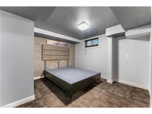 111 Riverdale Drive, St. Catharines, ON - Indoor Photo Showing Bedroom