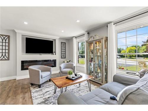 5 Loyalist Court, Niagara-On-The-Lake, ON - Indoor Photo Showing Living Room With Fireplace