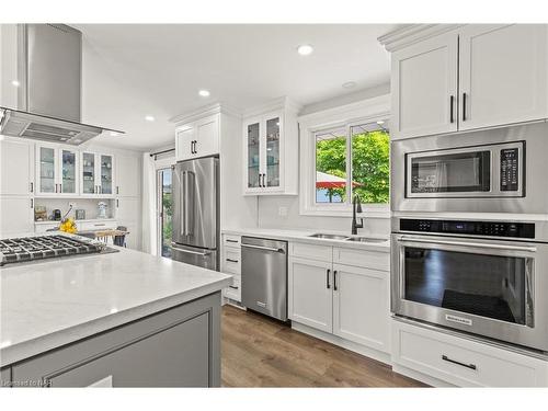 5 Loyalist Court, Niagara-On-The-Lake, ON - Indoor Photo Showing Kitchen With Stainless Steel Kitchen With Upgraded Kitchen