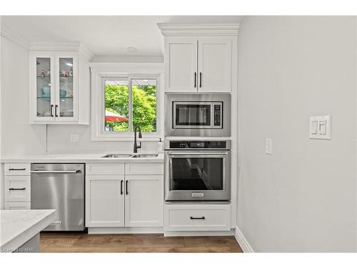 5 Loyalist Court, Niagara-On-The-Lake, ON - Indoor Photo Showing Kitchen With Double Sink