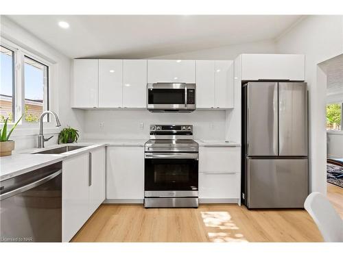 6763 Cooper Drive, Niagara Falls, ON - Indoor Photo Showing Kitchen With Stainless Steel Kitchen