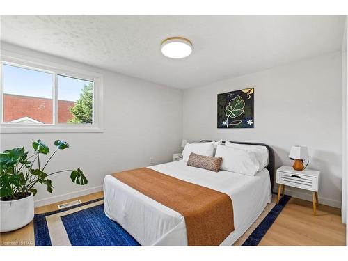 6763 Cooper Drive, Niagara Falls, ON - Indoor Photo Showing Bedroom