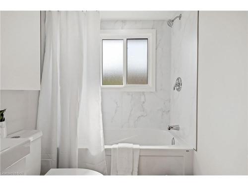 6763 Cooper Drive, Niagara Falls, ON - Indoor Photo Showing Bathroom
