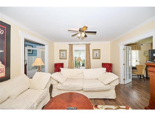 115 Elmwood Avenue, Crystal Beach, ON - Indoor Photo Showing Living Room