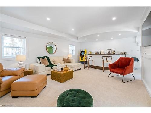 1 Pyramid Place, St. Catharines, ON - Indoor Photo Showing Living Room