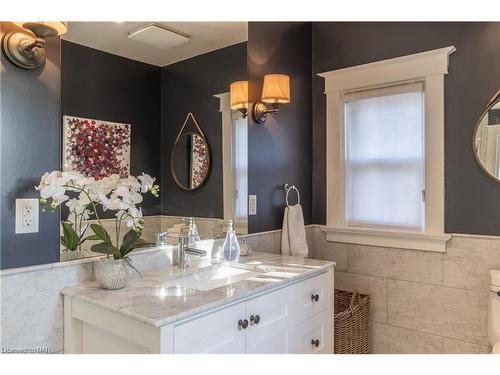 38 Hillcrest Avenue, St. Catharines, ON - Indoor Photo Showing Bathroom