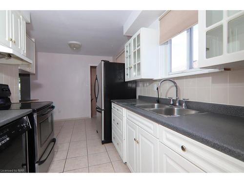5939 Swayze Drive, Niagara Falls, ON - Indoor Photo Showing Kitchen With Double Sink