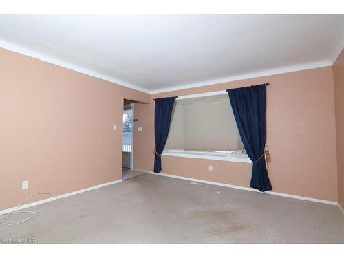 5939 Swayze Drive, Niagara Falls, ON - Indoor Photo Showing Other Room