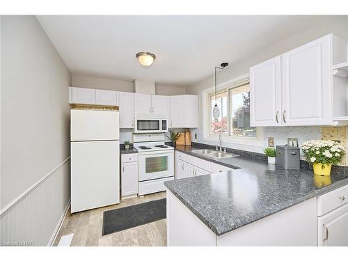 7405 Susan Crescent, Niagara Falls, ON - Indoor Photo Showing Kitchen With Double Sink