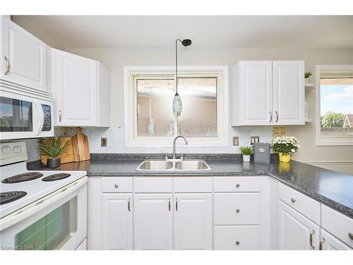 7405 Susan Crescent, Niagara Falls, ON - Indoor Photo Showing Kitchen With Double Sink