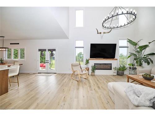 4286 Victoria Avenue, Lincoln, ON - Indoor Photo Showing Living Room With Fireplace