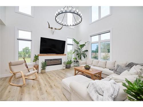 4286 Victoria Avenue, Lincoln, ON - Indoor Photo Showing Living Room With Fireplace