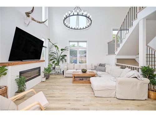 4286 Victoria Avenue, Lincoln, ON - Indoor Photo Showing Living Room With Fireplace