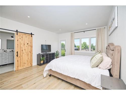 4286 Victoria Avenue, Lincoln, ON - Indoor Photo Showing Bedroom