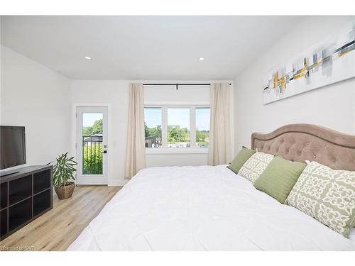 4286 Victoria Avenue, Lincoln, ON - Indoor Photo Showing Bedroom