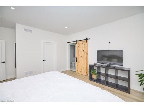 4286 Victoria Avenue, Lincoln, ON - Indoor Photo Showing Bedroom