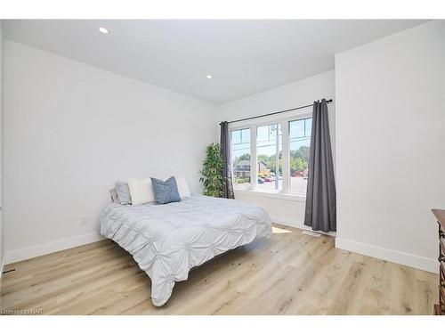 4286 Victoria Avenue, Lincoln, ON - Indoor Photo Showing Bedroom