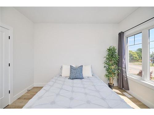 4286 Victoria Avenue, Lincoln, ON - Indoor Photo Showing Bedroom