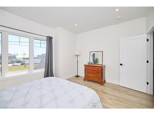 4286 Victoria Avenue, Lincoln, ON - Indoor Photo Showing Bedroom