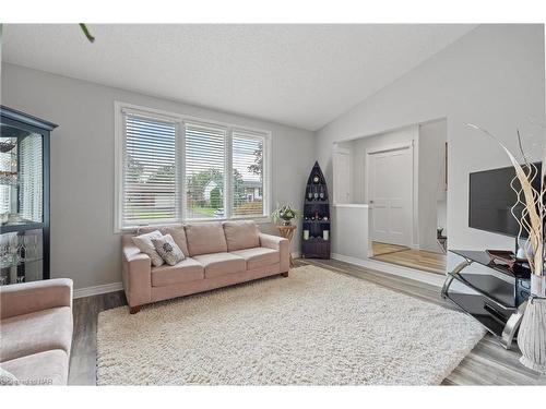 833 Lakeview Road, Fort Erie, ON - Indoor Photo Showing Living Room