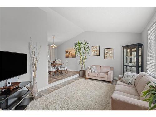 833 Lakeview Road, Fort Erie, ON - Indoor Photo Showing Living Room