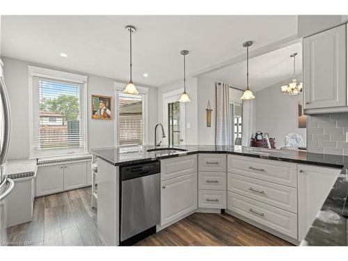 833 Lakeview Road, Fort Erie, ON - Indoor Photo Showing Kitchen With Upgraded Kitchen