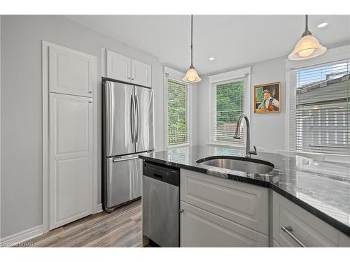 833 Lakeview Road, Fort Erie, ON - Indoor Photo Showing Kitchen With Upgraded Kitchen