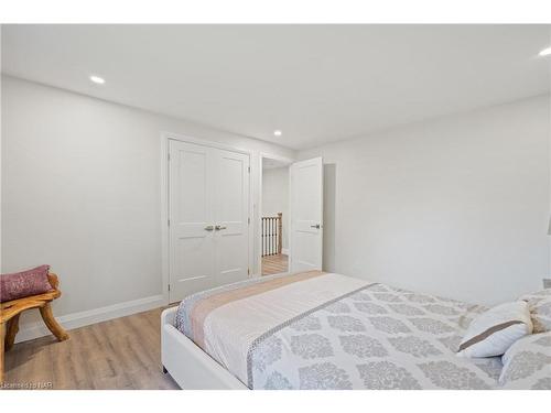 833 Lakeview Road, Fort Erie, ON - Indoor Photo Showing Bedroom