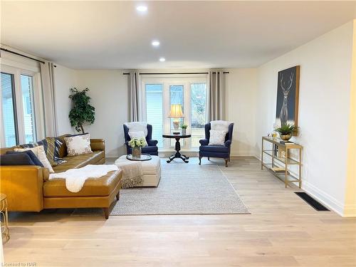 193 Lakewood Avenue, Fort Erie, ON - Indoor Photo Showing Living Room