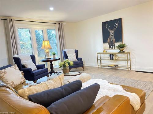 193 Lakewood Avenue, Fort Erie, ON - Indoor Photo Showing Living Room