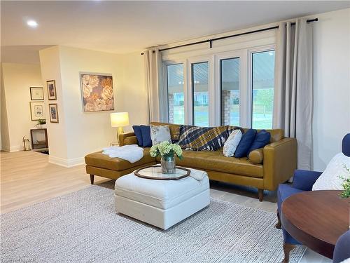 193 Lakewood Avenue, Fort Erie, ON - Indoor Photo Showing Living Room