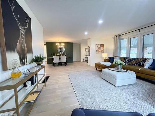 193 Lakewood Avenue, Fort Erie, ON - Indoor Photo Showing Living Room