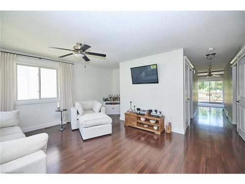 980 Buffalo Road, Fort Erie, ON - Indoor Photo Showing Living Room