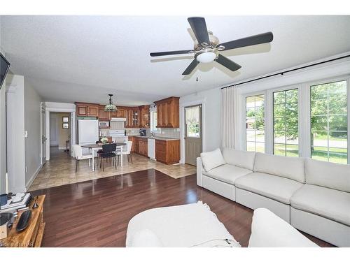 980 Buffalo Road, Fort Erie, ON - Indoor Photo Showing Living Room