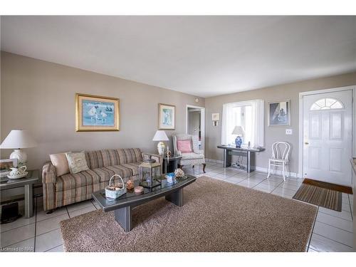 3413 North Shore Drive, Ridgeway, ON - Indoor Photo Showing Living Room