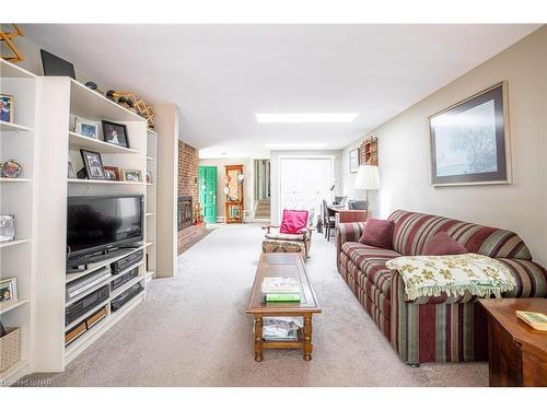 3413 North Shore Drive, Ridgeway, ON - Indoor Photo Showing Living Room