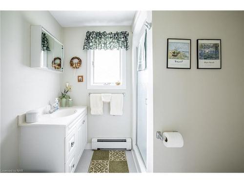 3413 North Shore Drive, Ridgeway, ON - Indoor Photo Showing Bathroom