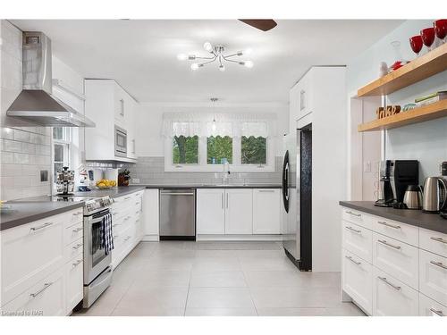 537 Sandy Bay Road Road S, Dunnville, ON - Indoor Photo Showing Kitchen With Stainless Steel Kitchen With Upgraded Kitchen