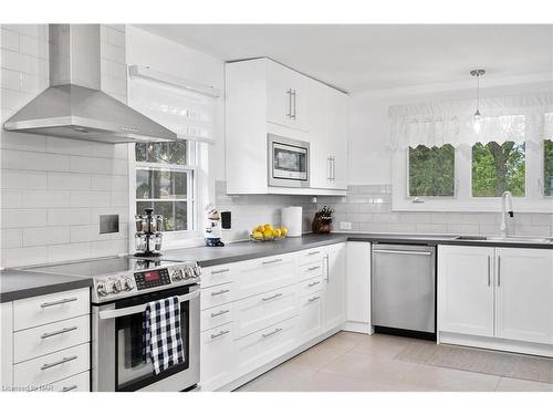 537 Sandy Bay Road Road S, Dunnville, ON - Indoor Photo Showing Kitchen With Stainless Steel Kitchen With Upgraded Kitchen