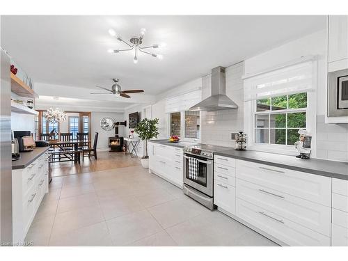 537 Sandy Bay Road Road S, Dunnville, ON - Indoor Photo Showing Kitchen With Upgraded Kitchen