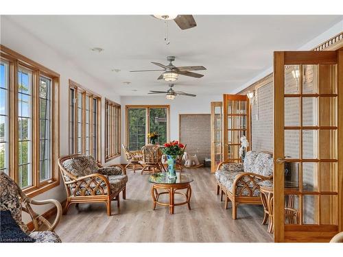 537 Sandy Bay Road Road S, Dunnville, ON - Indoor Photo Showing Living Room