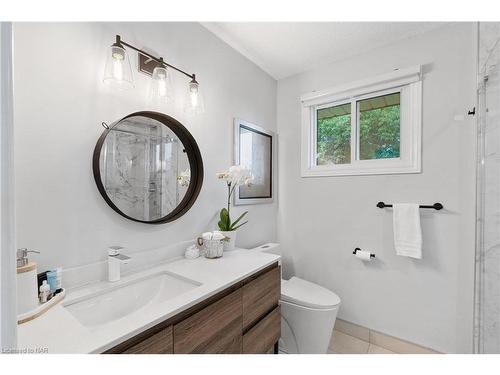 537 Sandy Bay Road Road S, Dunnville, ON - Indoor Photo Showing Bathroom